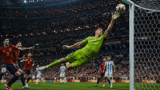 Argentina Goalkeeper Emiliano Martínez Keeps Spain at Bay with Stunning Saves in World Cup Final